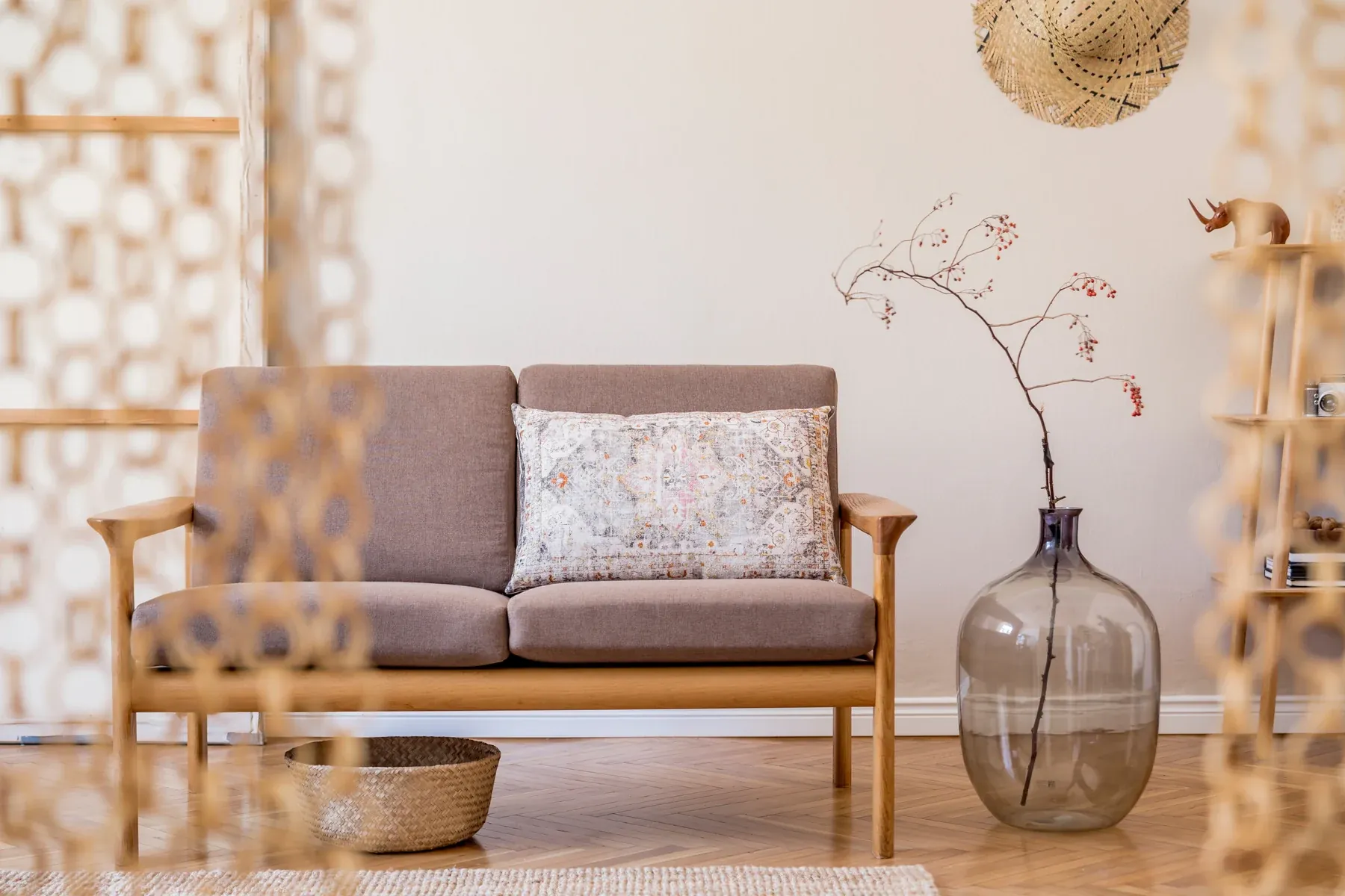 Wabi-Sabi interieur met sofa en ruwe natuurlijke texturen