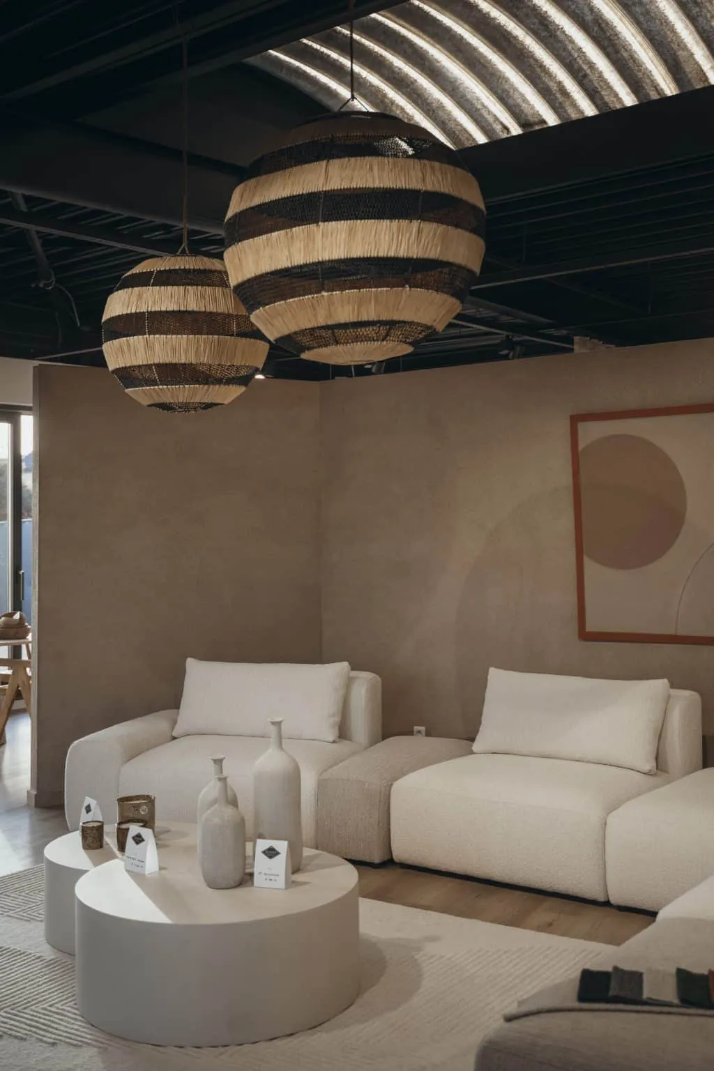 Witte sofa met hanglampen en tadelakt potten