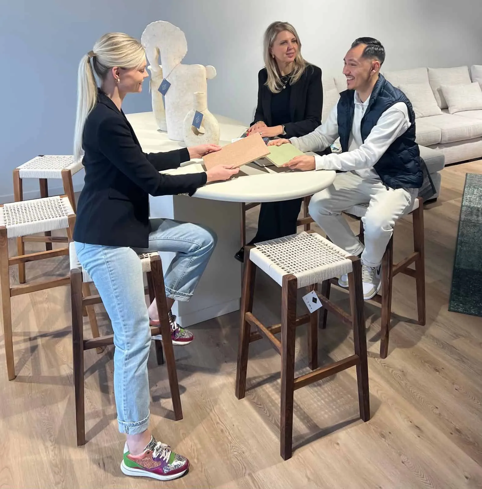 Persoonlijk adviesgesprek over stoffen en materialen in de showroom