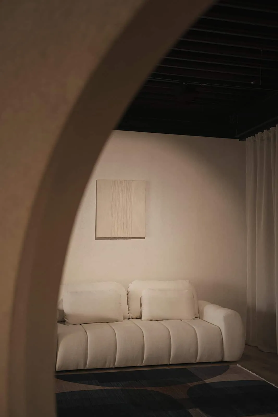 Sofa onder een boog in de showroom van Julia's Artisan