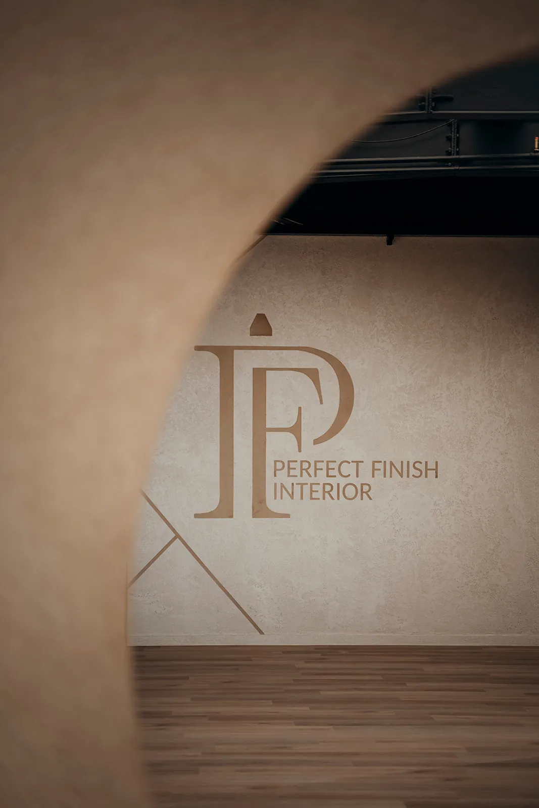 Microcement boog met logo van Perfect Finish Interior