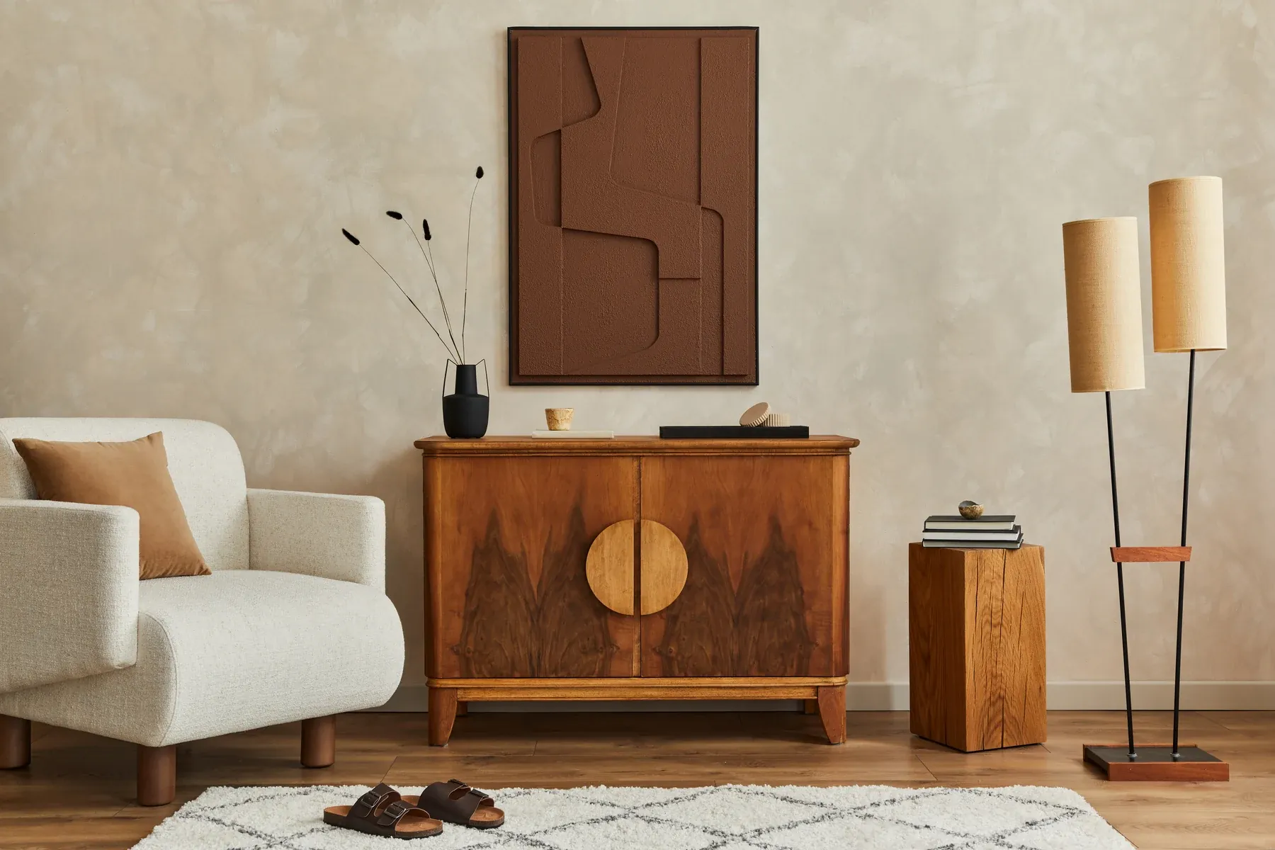 Japandi sfeer met houten dressoir en decoratie