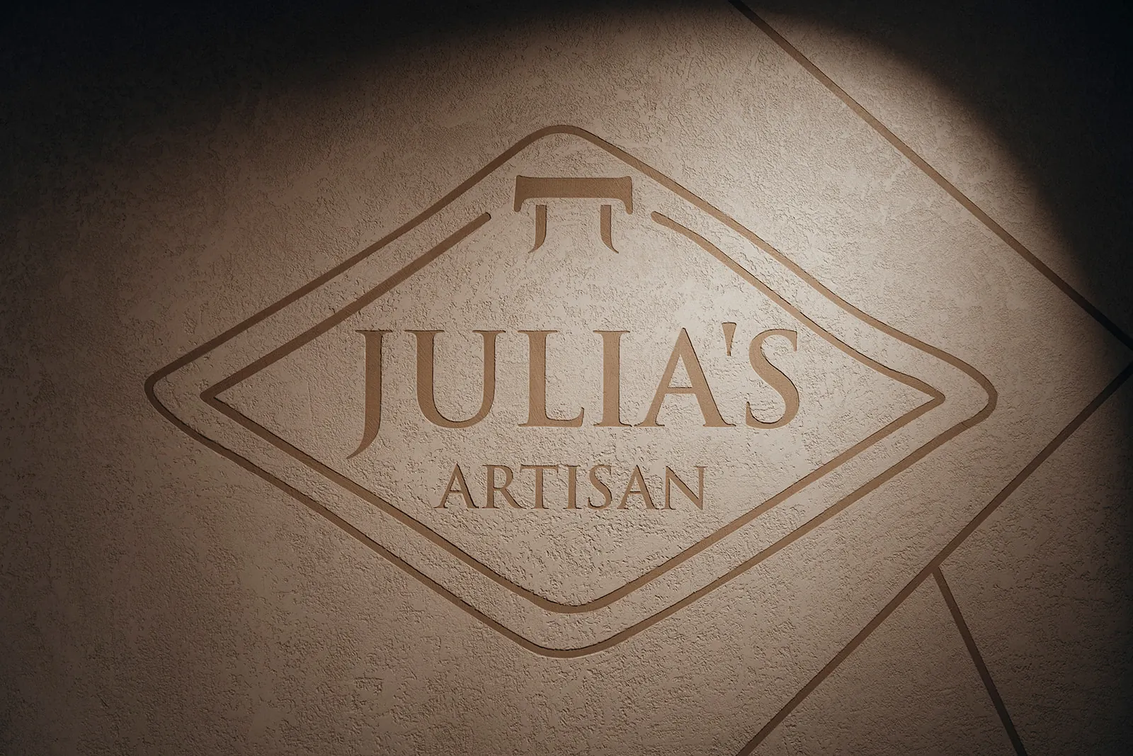 Detail van de logowand in de showroom van Julia's Artisan in Hasselt