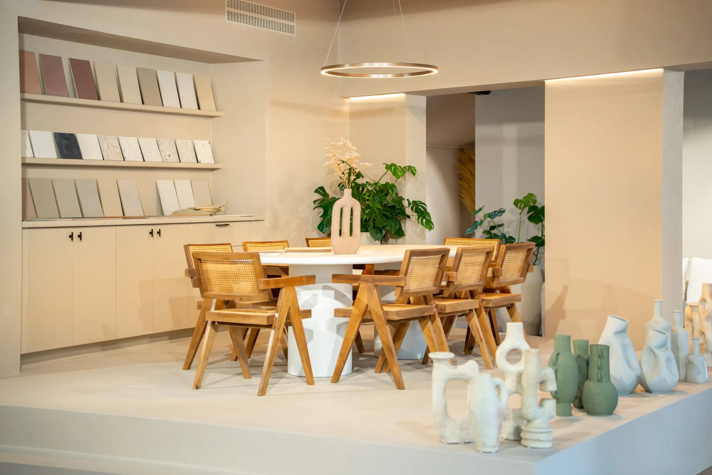 Eethoek met stoelen voor de stalenwand in de showroom